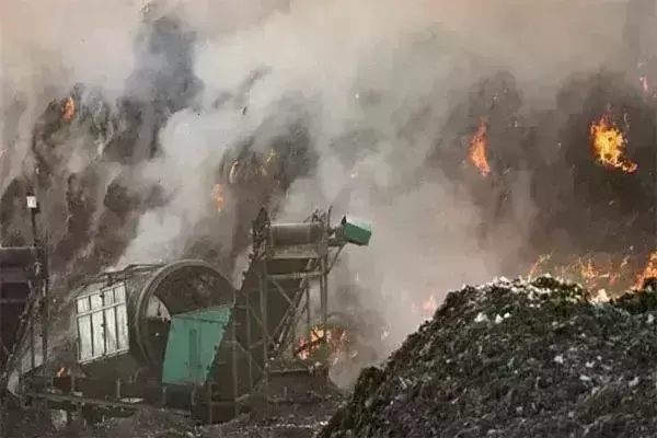 गाजीपुर लैंडफिल साइट पर अभी भी धधक रही आग, जहरीले धुएं लोगों की परेशानी बढ़ी; सांस लेने में हो रही है दिक्कत