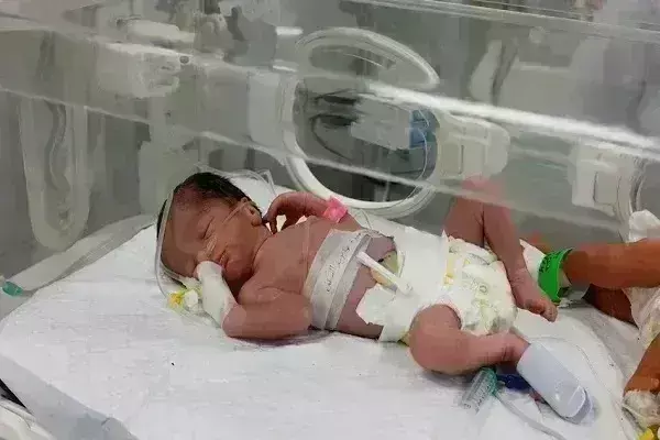 इजरायली हमले में फिलिस्तीनी गर्भवती महिला की मौत, कोख में पल रही बच्ची को डॉक्टरों ने बचाया इजरायली हमले में फिलिस्तीनी गर्भवती महिला की मौत, कोख में पल रही बच्ची को डॉक्टरों ने बचाया