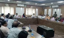 विवि परिसर के पाठ्यक्रमों को लेकर कुलपति ने की समीक्षा बैठक