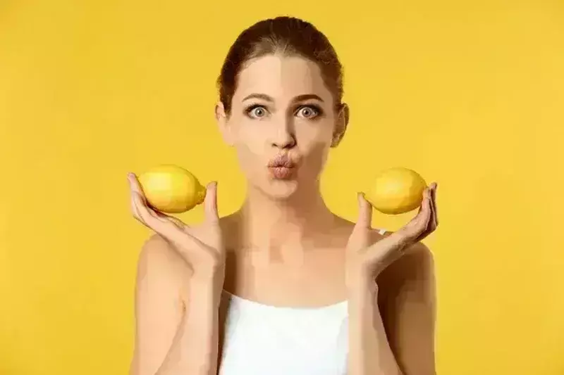 नींबू का रस सीधे चेहरे पर लगाएंगे तो हो सकती है ये दिक्कतें, आप भी तो नहीं कर रहे ये गलती?