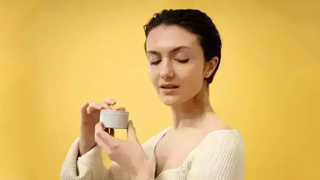 रात में चेहरे से मेकअप साफ करने के बाद करें यह काम, त्वचा रहेगी मुलायम और स्वस्थ