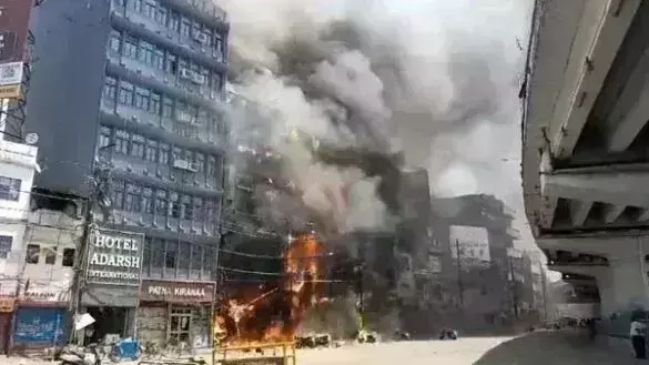 नाश्ता करते वक्त भड़की आग, जिंदा जल गए 6 लोग, जान बचाने के लिए लोग होटल से कूदे