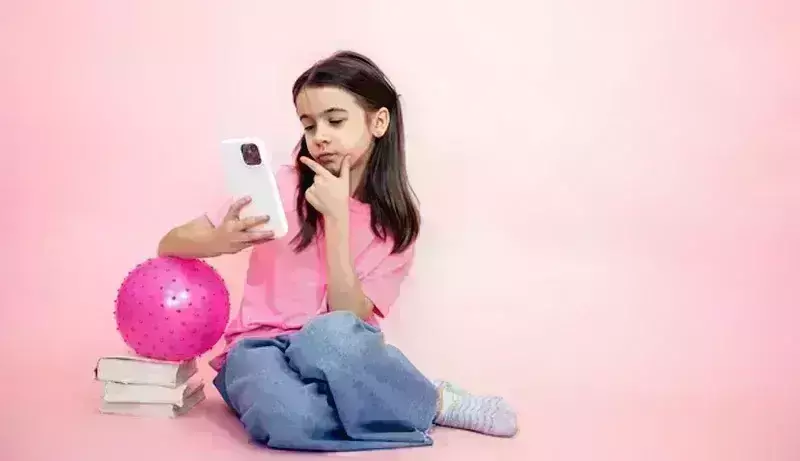 बच्चों की ग्रोथ में मोबाइल है बड़ा रुकावट, रहना होगा सावधान