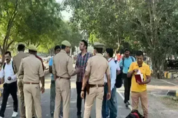 हाई सिक्योरिटी के बीच ईवीएम के साथ पोलिंग पार्टियां रवाना, स्ट्रांग रूम के पास नो ट्रैफिक जोन हाई सिक्योरिटी के बीच ईवीएम के साथ पोलिंग पार्टियां रवाना, स्ट्रांग रूम के पास नो ट्रैफिक जोन