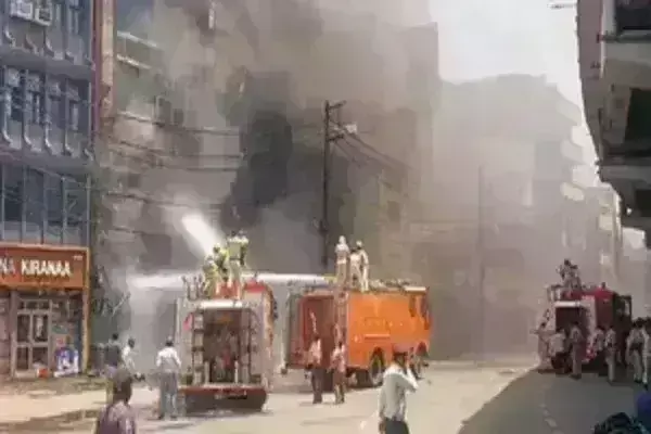 पटना रेलवे स्टेशन के पास होटल में लगी आग, काबू पाने की कोशिश जारी