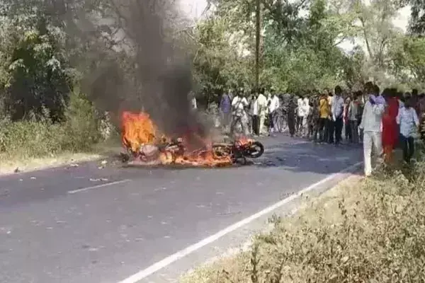 दर्दनाक हादसा: दो बाइक के बीच हुई सीधी भिड़ंत, वाहनों में आग लगने से दो लड़के जिंदा जले