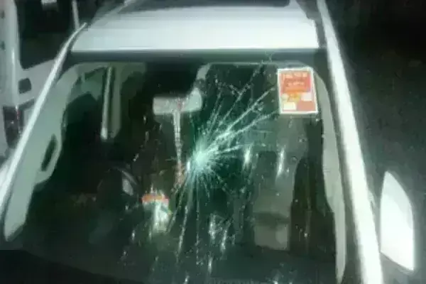 बंडा विधायक की कार पर पत्थर से हमला, कांच टूटा