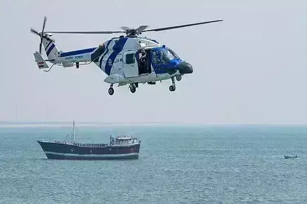 गुजरात की समुद्री सीमा के पास 14 पाकिस्तानियों को किया गया गिरफ्तार, 500 करोड़ की ड्रग्स बरामद गुजरात की समुद्री सीमा के पास 14 पाकिस्तानियों को किया गया गिरफ्तार, 500 करोड़ की ड्रग्स बरामद