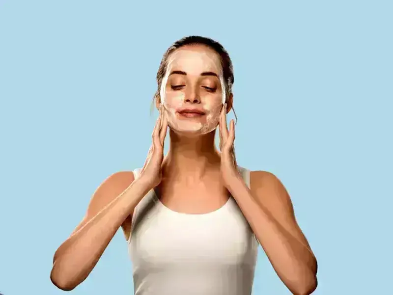 चेहरे पर साबुन लगाना स्किन के लिए सही होता है या नहीं? जानें इसका प्रभाव
