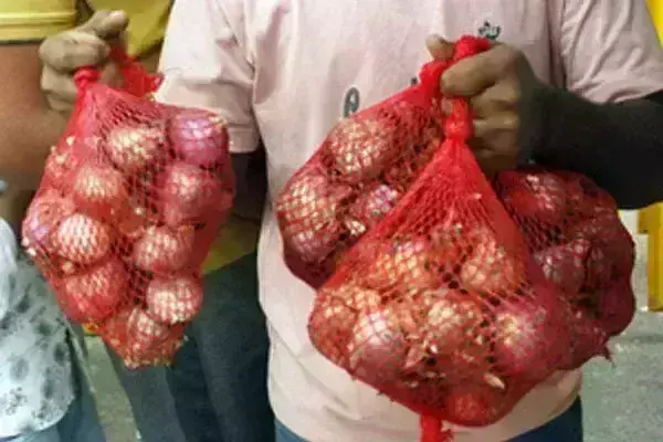 सरकार ने छह देशों के लिए 99,150 टन प्याज निर्यात की अनुमति दी सरकार ने छह देशों के लिए 99,150 टन प्याज निर्यात की अनुमति दी