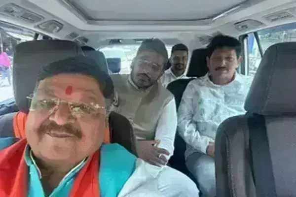 कांग्रेस को बड़ा झटका, उम्मीदवार अक्षय कांति बम ने वापस लिया नामांकन; BJP में हुए शामिल कांग्रेस को बड़ा झटका, उम्मीदवार अक्षय कांति बम ने वापस लिया नामांकन; BJP में हुए शामिल