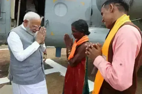 कर्नाटक में चुनाव प्रचार के बीच फल विक्रेता मोहिनी से पीएम मोदी ने की मुलाकात, बढ़ाया हौसला कर्नाटक में चुनाव प्रचार के बीच फल विक्रेता मोहिनी से पीएम मोदी ने की मुलाकात, बढ़ाया हौसला