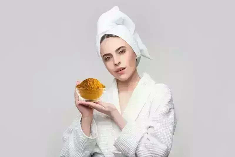 हल्दी को सीधे चेहरे पर लगाना सही होता है या नहीं? जानें ये कैसे करती है असर