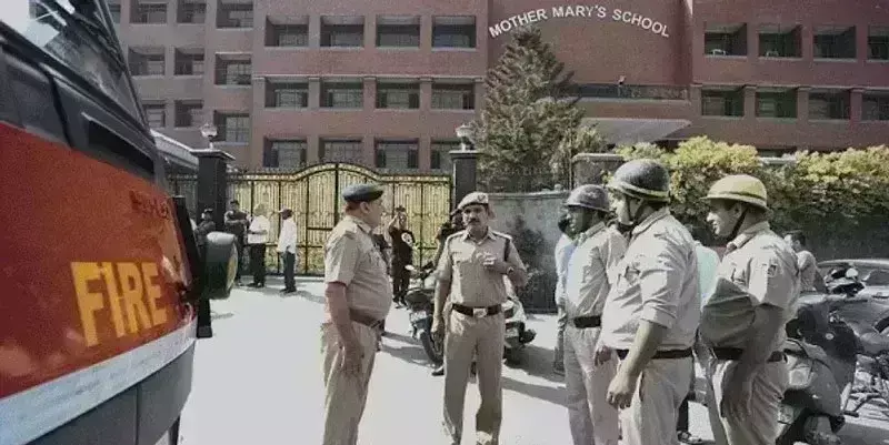 घबराएं मत…स्कूलों को बम की धमकी भरी ई मेल निकली फर्जी घबराएं मत…स्कूलों को बम की धमकी भरी ई मेल निकली फर्जी