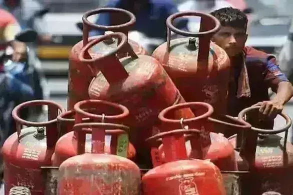 बढ़ती महंगाई में आम आदमी को राहत, LPG सिलेंडर के दाम घटे बढ़ती महंगाई में आम आदमी को राहत, LPG सिलेंडर के दाम घटे