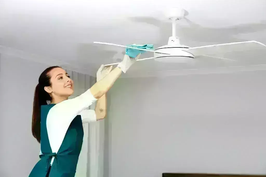 पंखे को साफ करें बिना स्टूल के, जानें यह खास तरीका क्या है?