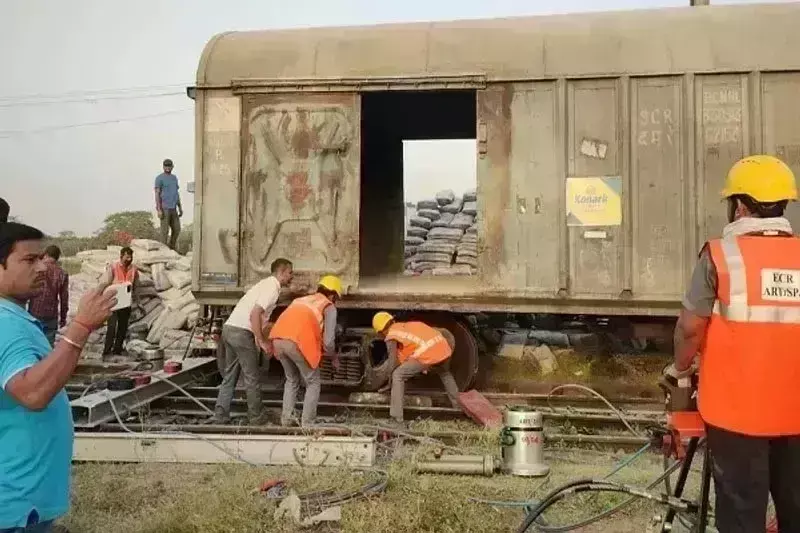 रेल ट्रैक से उतरे मालगाड़ी के डिब्बे, प्रशासन में मची अफरा-तफरी; कई ट्रेनों का परिचालन बाधित रेल ट्रैक से उतरे मालगाड़ी के डिब्बे, प्रशासन में मची अफरा-तफरी; कई ट्रेनों का परिचालन बाधित