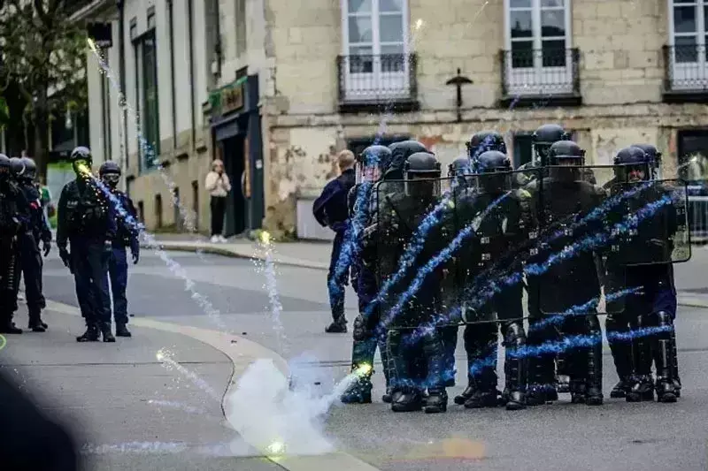 फ्रांस में मई दिवस पर कट्टरपंथियों के हमले में 12 पुलिस अधिकारी घायल