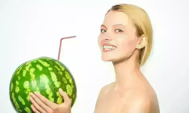 गर्मियों में शरीर को भरपूर हाइड्रेशन और ठंडक दे सकते हैं तरबूज के ये 5 पेय गर्मियों में शरीर को भरपूर हाइड्रेशन और ठंडक दे सकते हैं तरबूज के ये 5 पेय