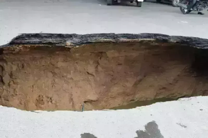 рдЪреАрди рдореЗрдВ рд╕рдбрд╝рдХ рдзрдВрд╕рдиреЗ рд╕реЗ рдорд░рдиреЗ рд╡рд╛рд▓реЛрдВ рдХреА рд╕рдВрдЦреНрдпрд╛ рдмрдврд╝рдХрд░ 36 рд╣реБрдИ рдЪреАрди рдореЗрдВ рд╕рдбрд╝рдХ рдзрдВрд╕рдиреЗ рд╕реЗ рдорд░рдиреЗ рд╡рд╛рд▓реЛрдВ рдХреА рд╕рдВрдЦреНрдпрд╛ рдмрдврд╝рдХрд░ 36 рд╣реБрдИ