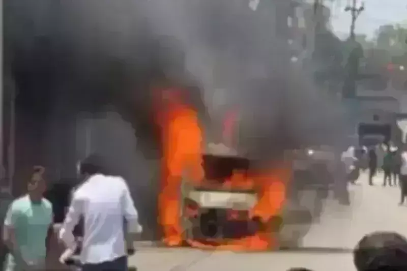 बिजनौर में चलती कार में लगी आग, चालक ने कूदकर बचाई जान बिजनौर में चलती कार में लगी आग, चालक ने कूदकर बचाई जान