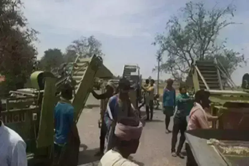 कपूरथला के इब्राहिमवाल मंडी में लिफ्टिंग न होने पर मजदूरों ने किया चक्का जाम