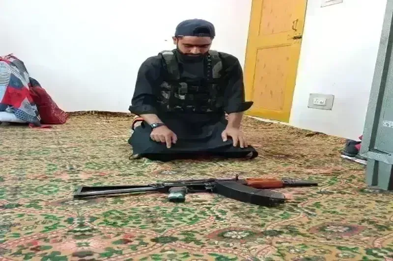 कश्मीर के कुलगाम में सुरक्षाबलों और आतंकियों के बीच मुठभेड़, लश्कर के टॉप कमांडर बासित अहमद डार को घेरा; एनकाउंटर जारी कश्मीर के कुलगाम में सुरक्षाबलों और आतंकियों के बीच मुठभेड़, लश्कर के टॉप कमांडर बासित अहमद डार को घेरा; एनकाउंटर जारी