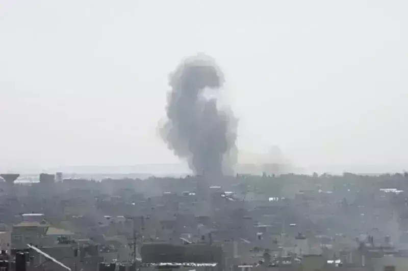 हमास की कार्रवाई के बाद इजरायल ने दिया जवाब, राफा पर किए हवाई हमलों में 16 लोगों की मौत हमास की कार्रवाई के बाद इजरायल ने दिया जवाब, राफा पर किए हवाई हमलों में 16 लोगों की मौत