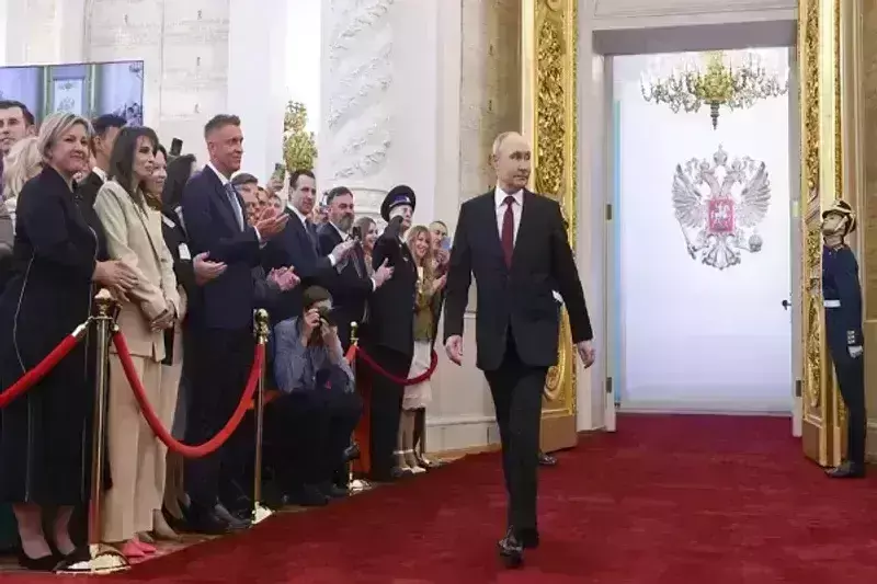 पुतिन 5वीं बार बने रूस के राष्ट्रपति, शपथ लेते ही नाटो को दी चेतावनी, कहा- हम पर दबाव डाला तो मचा देंगे तबाही पुतिन 5वीं बार बने रूस के राष्ट्रपति, शपथ लेते ही नाटो को दी चेतावनी, कहा- हम पर दबाव डाला तो मचा देंगे तबाही