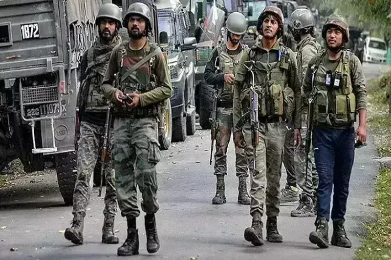 कश्मीर के कुलगाम में 40 घंटे के बाद मुठभेड़ खत्म, सुरक्षाबलों ने तीन आतंकियों को किया ढेर कश्मीर के कुलगाम में 40 घंटे के बाद मुठभेड़ खत्म, सुरक्षाबलों ने तीन आतंकियों को किया ढेर