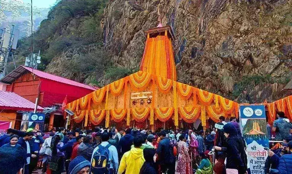 ग्यारहवें ज्योर्तिलिंग केदारनाथ धाम के कपाट खुले, हेलीकॉप्टर से हुई पुष्पवर्षा