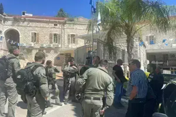 इजराइली पुलिस ने नाजरेथ में अल जजीरा के कार्यालयों पर मारा छापा इजराइली पुलिस ने नाजरेथ में अल जजीरा के कार्यालयों पर मारा छापा