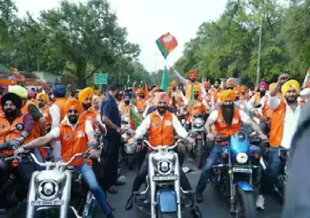 भाजपा समर्थकों ने दिल्ली में निकाली सिख यूथ बाइक रैली भाजपा समर्थकों ने दिल्ली में निकाली सिख यूथ बाइक रैली