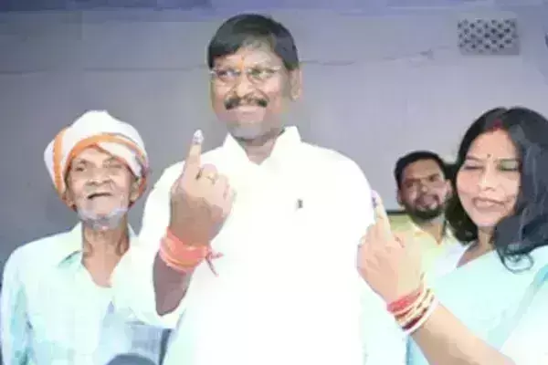 केंद्रीय मंत्री अर्जुन मुंडा ने परिवार के साथ वोट डाला, कहा- मतदाताओं में दिख रहा उत्साह