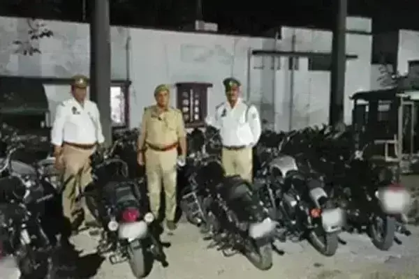 बिजनौर में पुलिस ने 12 मॉडिफाइड साइलेंसरों वाली बुलेट बाइकों को किया सीज