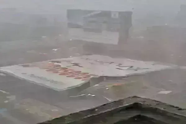 मुंबई में होर्डिंग गिरने की जगह पर लगी आग, दमकल ने तुरंत काबू किया