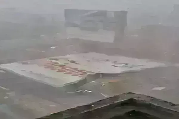 मुंबई में होर्डिंग गिरने की जगह पर लगी आग, दमकल ने तुरंत काबू किया