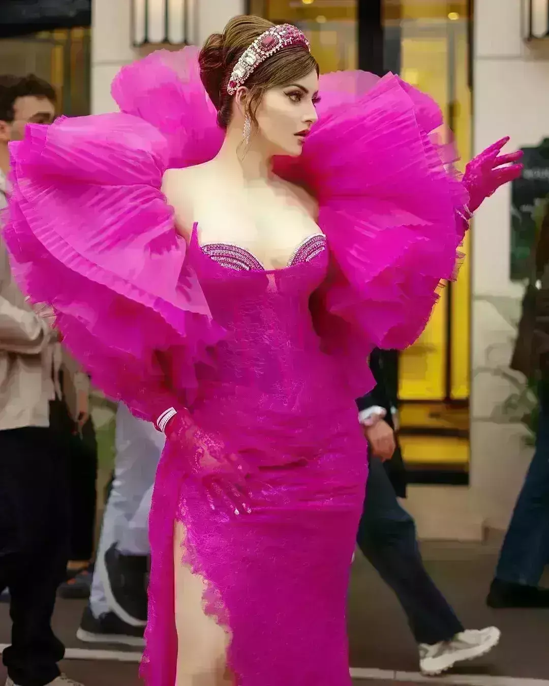 पिंक ड्रेस में उर्वशी रातैला ने कान्स के रेड कार्पेट पर गिराईं हुस्न की बिजलियां, लुक देख फैंस का आई दीपिका पादुकोण की याद पिंक ड्रेस में उर्वशी रातैला ने कान्स के रेड कार्पेट पर गिराईं हुस्न की बिजलियां, लुक देख फैंस का आई दीपिका पादुकोण की याद