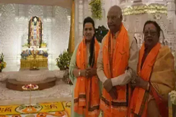 पूर्व राष्ट्रपति रामनाथ कोविद ने परिवार के साथ किए रामलला के दर्शन पूर्व राष्ट्रपति रामनाथ कोविद ने परिवार के साथ किए रामलला के दर्शन
