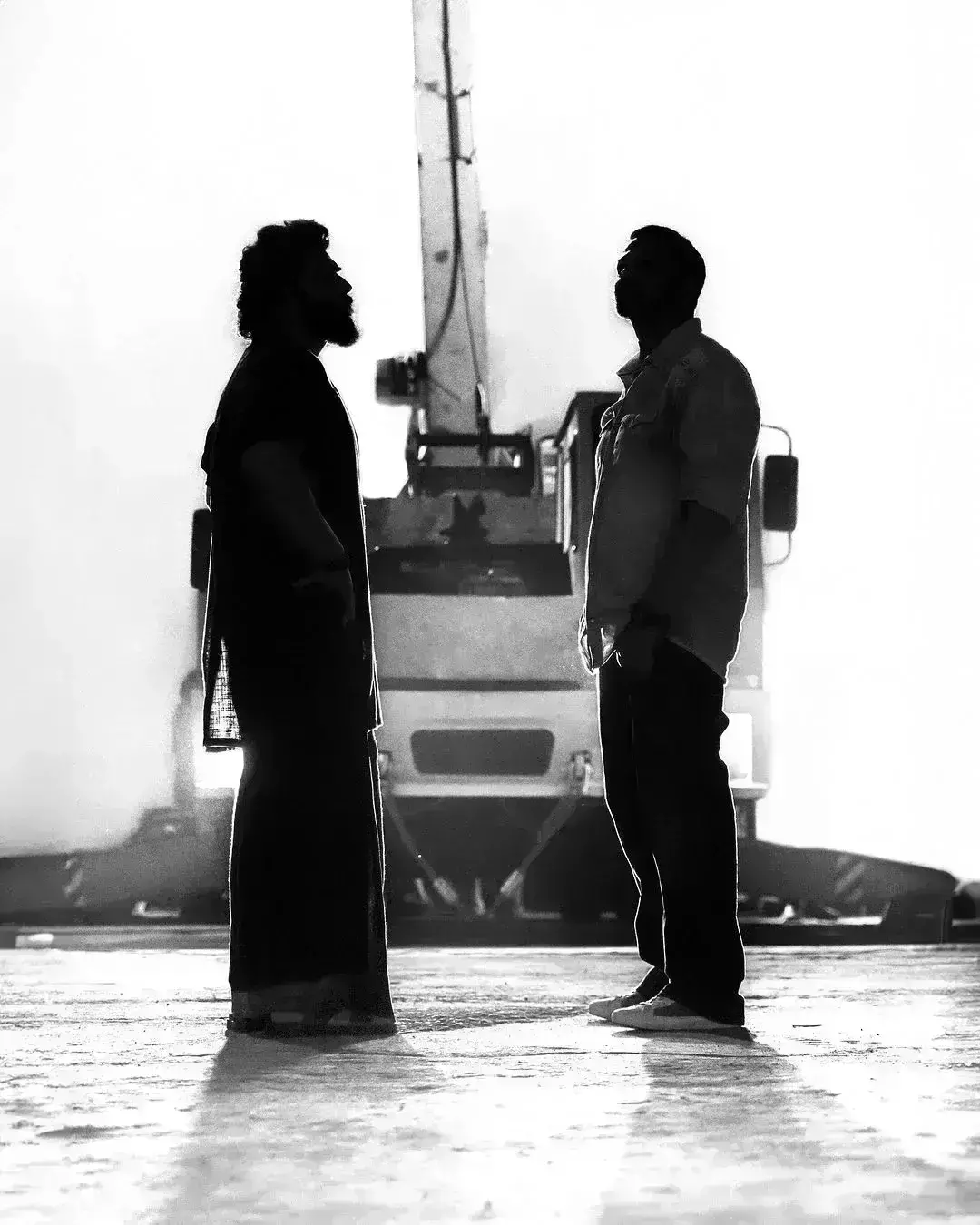 सिंघम अगेन के विलेन अर्जुन कपूर ने पूरी की शूटिंग, सेट से रोहित शेट्टी संग शेयर की दमदार तस्वीर