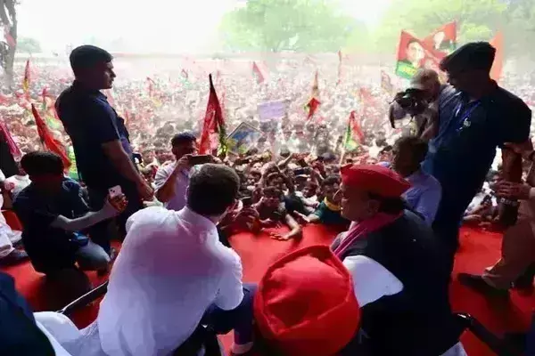 राहुल गांधी और अखिलेश की सभा में जबरदस्त हंगामा, बैरिकेडिंग तोड़ स्टेज पर पहुंचे लोग; मची भगदड़