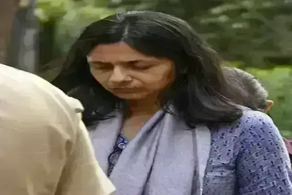 рдЕрдм рдЖрд░реЛрдкреА рдХреЛ рдмрдЪрд╛рдиреЗ рдХреЗ рд▓рд┐рдП рд╕рдбрд╝рдХ рдкрд░ рдЙрддрд░ рд░рд╣реА рд╣реИ рдЖрдк : рд╕реНрд╡рд╛рддрд┐ рдорд╛рд▓реАрд╡рд╛рд▓ рдЕрдм рдЖрд░реЛрдкреА рдХреЛ рдмрдЪрд╛рдиреЗ рдХреЗ рд▓рд┐рдП рд╕рдбрд╝рдХ рдкрд░ рдЙрддрд░ рд░рд╣реА рд╣реИ рдЖрдк : рд╕реНрд╡рд╛рддрд┐ рдорд╛рд▓реАрд╡рд╛рд▓