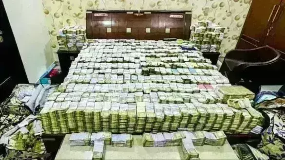 आगरा में जूता कारोबारियों पर आयकर विभाग की रेड, नोटों के ढेर देखकर अफसर भी हैरान,60 करोड़ कैश बरामद