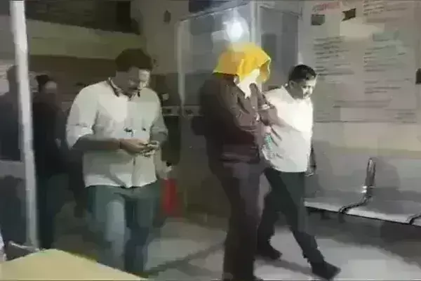 10 लाख रुपए रिश्वत लेते CBI इंस्पेक्टर गिरफ्तार, घर से मिले सोने के बिस्किट; नर्सिंग कॉलेज घोटाले की कर रहा था जांच 10 लाख रुपए रिश्वत लेते CBI इंस्पेक्टर गिरफ्तार, घर से मिले सोने के बिस्किट; नर्सिंग कॉलेज घोटाले की कर रहा था जांच