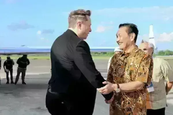 इंडोनेशिया पहुंचे एलन मस्क, स्टारलिंक की इंटरनेट सर्विस करेंगे लॉन्च इंडोनेशिया पहुंचे एलन मस्क, स्टारलिंक की इंटरनेट सर्विस करेंगे लॉन्च