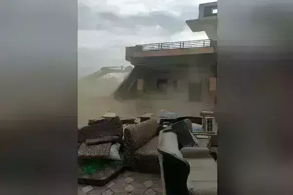 कांग्रेस नेता अमीन पठान के आलीशान फार्म हाउस पर चला बुलडोजर कांग्रेस नेता अमीन पठान के आलीशान फार्म हाउस पर चला बुलडोजर