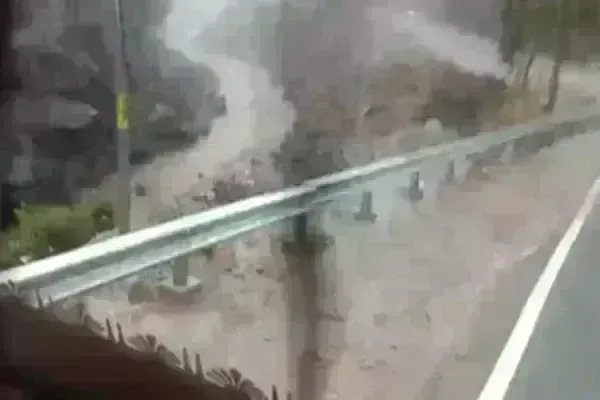 उत्तराखंड : भारी बारिश के कारण अल्मोड़ा में हाईवे पर आया मलबा, दो घंटे यातायात बंद