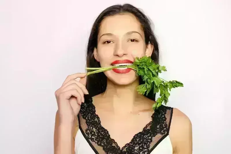 अजमोद है एक बेहद स्वास्थ्यवर्धक जड़ी-बूटी, जानिए इसे डाइट में शामिल करने के फायदे