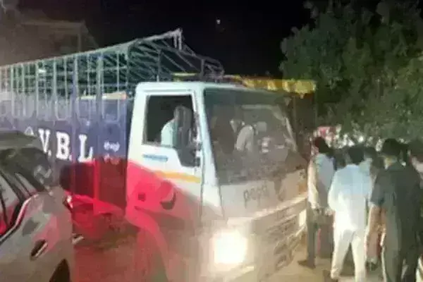 जौनपुर में स्ट्रांग रूम के बाहर ईवीएम से भरा मिनी ट्रक मिलने से हड़कंप, भड़के सपा कार्यकर्ता