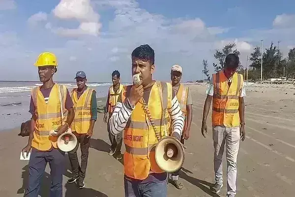 рд░реЗрдорд▓ рдЪрдХреНрд░рд╡рд╛рдд рдордЪрд╛рдПрдЧрд╛ рддрдмрд╛рд╣реА, 21 рдШрдВрдЯреЗ рдХреЗ рд▓рд┐рдП рдХреЛрд▓рдХрд╛рддрд╛ рдПрдпрд░рдкреЛрд░реНрдЯ рдмрдВрдж; рдмрдВрдЧрд╛рд▓ рдФрд░ рдУрдбрд┐рд╢рд╛ рдореЗрдВ рдЕрд▓рд░реНрдЯ рдЬрд╛рд░реА рд░реЗрдорд▓ рдЪрдХреНрд░рд╡рд╛рдд рдордЪрд╛рдПрдЧрд╛ рддрдмрд╛рд╣реА, 21 рдШрдВрдЯреЗ рдХреЗ рд▓рд┐рдП рдХреЛрд▓рдХрд╛рддрд╛ рдПрдпрд░рдкреЛрд░реНрдЯ рдмрдВрдж; рдмрдВрдЧрд╛рд▓ рдФрд░ рдУрдбрд┐рд╢рд╛ рдореЗрдВ рдЕрд▓рд░реНрдЯ рдЬрд╛рд░реА